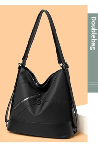 Dettaglio della borsa in nylon con tasca diagonale a zip e inserti in pelle di qualità