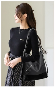 Dettaglio borsa a tracolla in nylon nero con tasca con zip e base in similpelle rinforzata