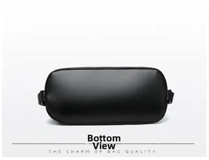 Dettaglio del fondo della borsa a tracolla in nylon nero con cuciture e forma ovale