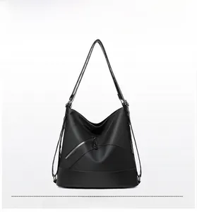 Dettaglio della borsa a tracolla in nylon nero con tasche multiple e zip diagonali esterne