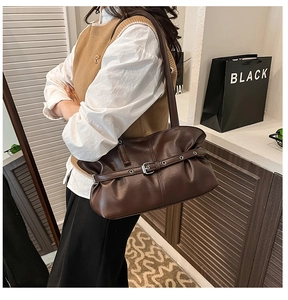 Détail du sac à bandoulière en cuir PU marron foncé à volants avec boucle sur modèle