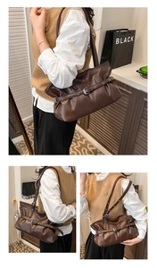 Vue en trois parties d'un sac à bandoulière plissé marron foncé avec boucle décorative