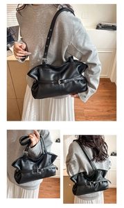 Vue détaillée du sac cabas vintage noir montrant le cuir souple et le design plissé chic