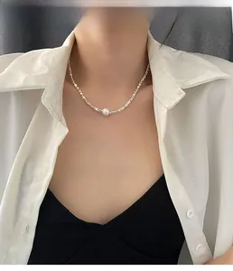 Détail d'un collier de perles en argent avec perles asymétriques sur un modèle