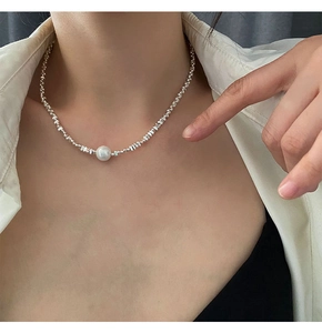Vue détaillée du collier asymétrique en perles d'argent avec pendentif perle blanche