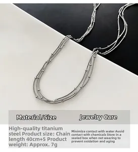 Détail d'un collier triple épaisseur en acier titane argenté avec perles