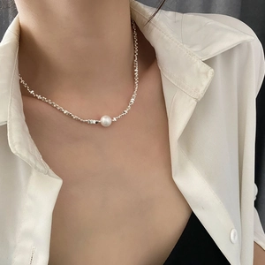 Collier ras du cou asymétrique en pépites d'argent et perle au style minimaliste