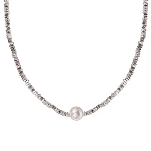 Collier de perles argentées asymétriques avec perle blanche centrale au style chic
