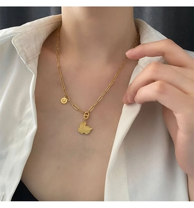 Dettaglio della collana con ciondolo a coniglio dorato con finitura spazzolata e lettera u