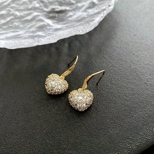 Boucles d'oreilles cœur en or avec pavé complet de diamants et crochets élégants