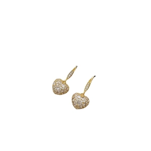 Boucles d'oreilles cœur dorées avec pavé de cristaux et crochets sertis de pierres