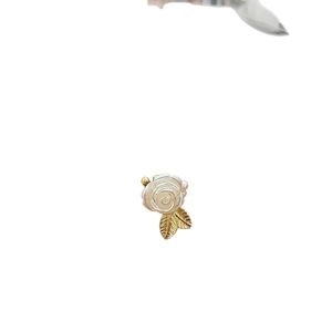 Boucles d'oreilles roses blanches de style français vintage avec feuilles dorées ciselées