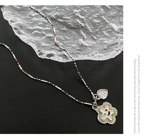 Vue détaillée du collier pendentif étoile et smiley argenté orné de zircons scintillants