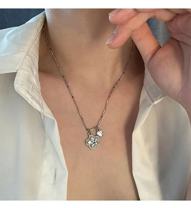 Vue détaillée du collier argenté avec pendentif étoile souriante et perles colorées
