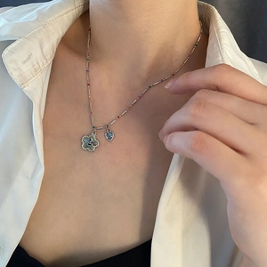 Collier chic en perles avec pendentif fleur sourire et cœur bleu pour femmes