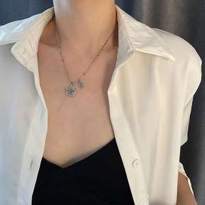 Collier avec pendentif étoile souriante, perles colorées et breloques cœur pour femme