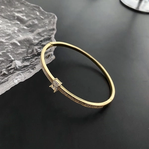 Bracelet jonc doré minimaliste avec zircon rectangulaire et accents de diamants pavés