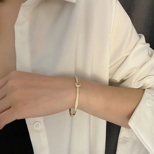 Bracelet jonc doré élégant avec zircon rectangulaire et micro-diamants pour femme