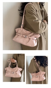 Vue détaillée du sac à bandoulière en cuir PU rose plissé avec boucle argentée