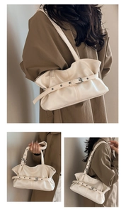 Détails du sac à bandoulière plissé crème avec œillets métalliques et texture souple