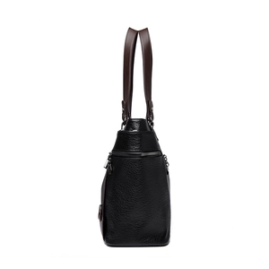 Sac fourre-tout noir en cuir grainé avec anses marron foncé et fermeture éclair latérale