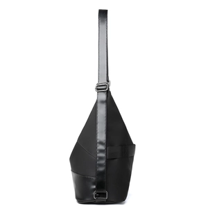 Borsa a tracolla minimalista in nylon nero con tracolla regolabile in elegante vista laterale