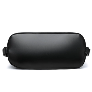 Vista inferiore della borsa a tracolla in nylon nero minimalista con cuciture di qualità