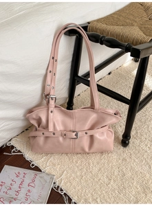 Sac à bandoulière plissé rose avec œillets métalliques décoratifs et sangle à boucle réglable