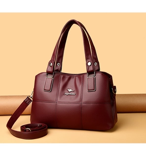 Détail du sac à main bordeaux en cuir litchi avec logo kangourou et coutures carrées