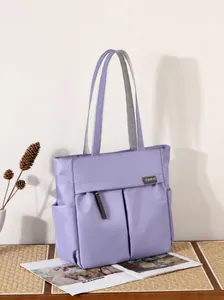 Detail van lila nylon draagtas met voorzakken en bruine lederen ritstrekkers ontwerp
