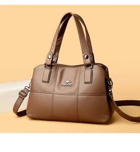 Détail du sac cabas en cuir grainé marron foncé avec logo kangourou et surpiqûres