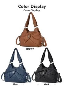 Display a tre colori di borse a tracolla in ecopelle plissettata in marrone, blu e nero