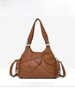 Vista frontale di una borsa hobo in pelle lavata marrone con dettagli a zip e tracolla