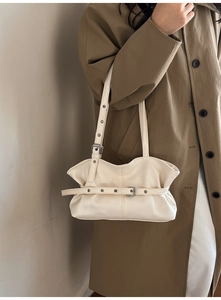 Détail du sac à bandoulière en cuir PU blanc cassé avec plis et boucles en métal argenté