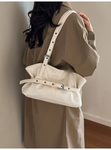 Vue détaillée du sac à bandoulière en cuir PU crème avec boucles et œillets argentés