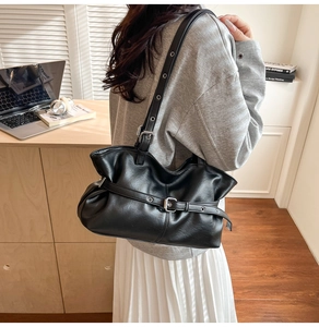 Détails du sac à bandoulière vintage en cuir PU noir avec texture plissée et boucle
