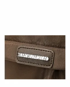 Macro-opname van bruine nylon draagtas met leren logopatch en verfijnde afwerking van naden