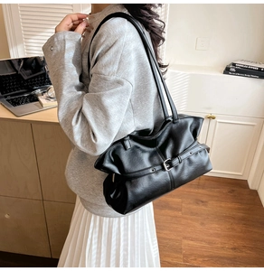 Sac à épaule classique en cuir PU noir avec boucle présenté dans un cadre d'intérieur