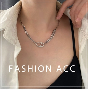 Détail du collier en acier titane argenté avec pendentif nez de porc et chaîne cubaine