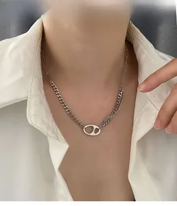 Détail du collier chaîne cubaine asymétrique avec fermoir nez de porc élégant