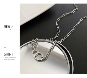 Détail du collier en acier titane argenté avec un design minimaliste à maillon nez de porc