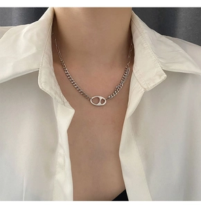 Collier en acier titane argenté avec pendentif nez de porc et chaîne asymétrique