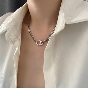 Collier minimaliste en argent avec pendentif nez de cochon sur une femme en chemise blanche