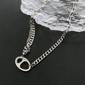 Collier en acier titane avec pendentif nez de cochon et chaîne trombone asymétrique