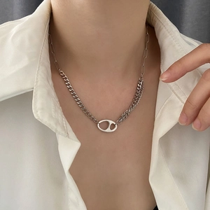 Collier en acier titane argenté avec chaîne asymétrique et pendentif grain de café femme