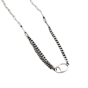 Collier argenté avec pendentif nez de cochon et chaîne à maillons mixtes sur blanc