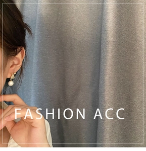 Gros plan d'une boucle d'oreille lapin en or avec perle blanche sur un mannequin femme