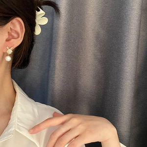 Boucles d'oreilles lapin dorées élégantes avec zircons et perles blanches pour femmes