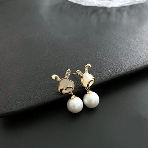 Boucles d'oreilles lapin en zircon avec perles blanches et monture en métal doré