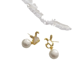 Boucles d'oreilles lapin mignon avec perles, zircone et silhouette dorée